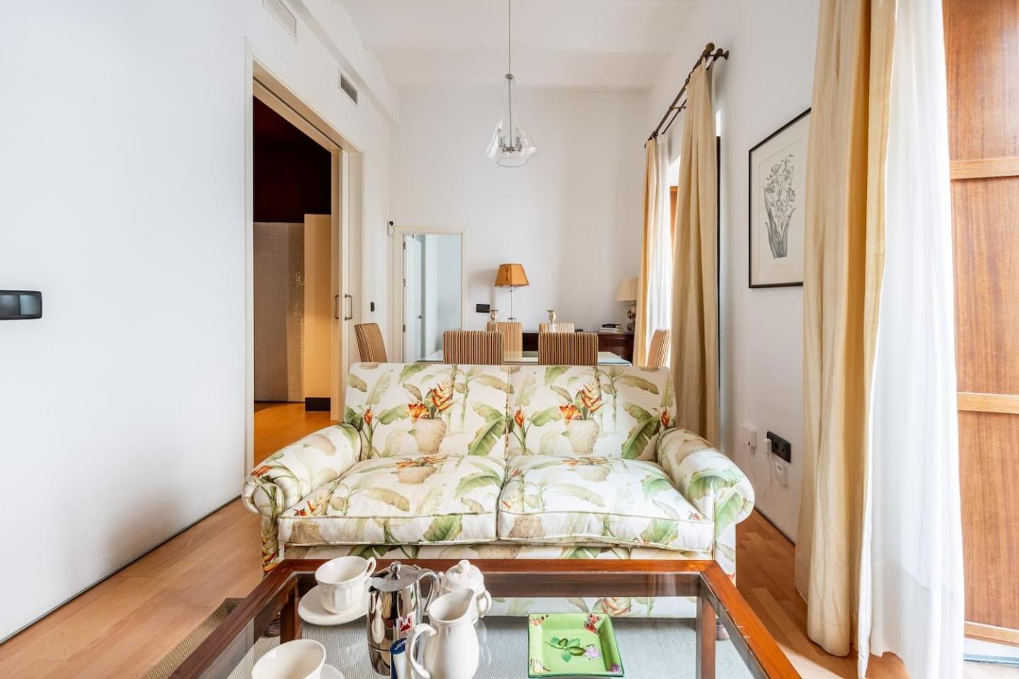 Komodo Sierpes: Bright & Classy Seville