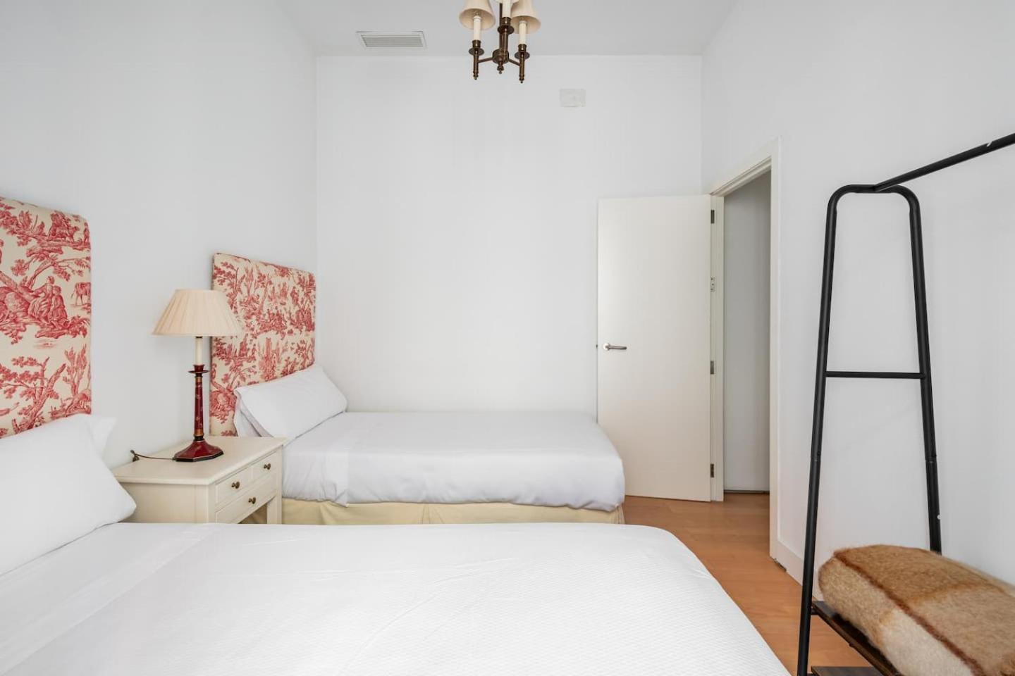 Komodo Sierpes: Bright & Classy Seville