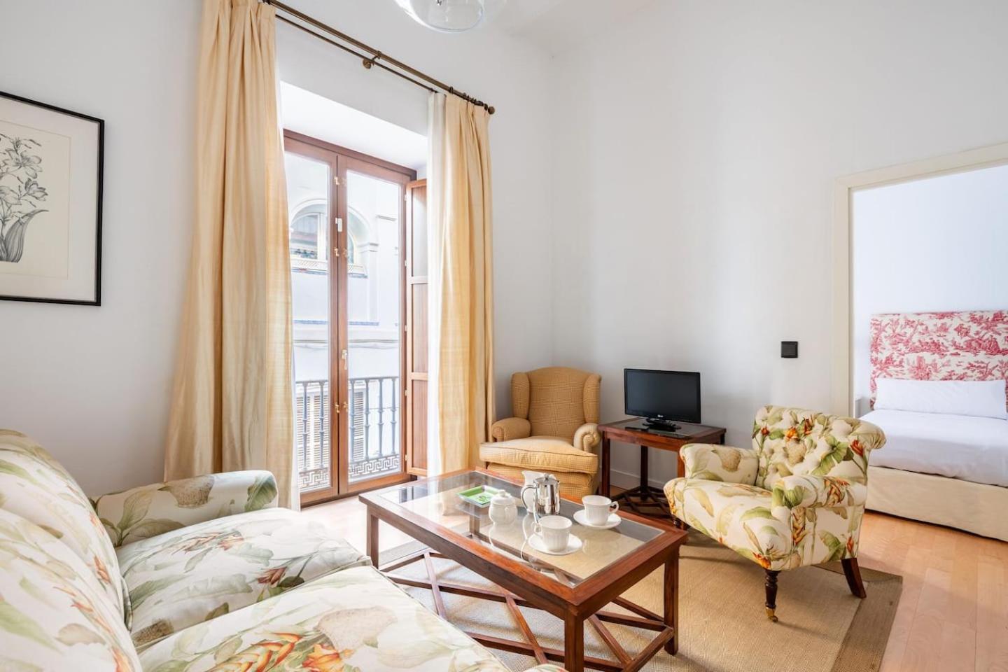 Komodo Sierpes: Bright & Classy Apartment