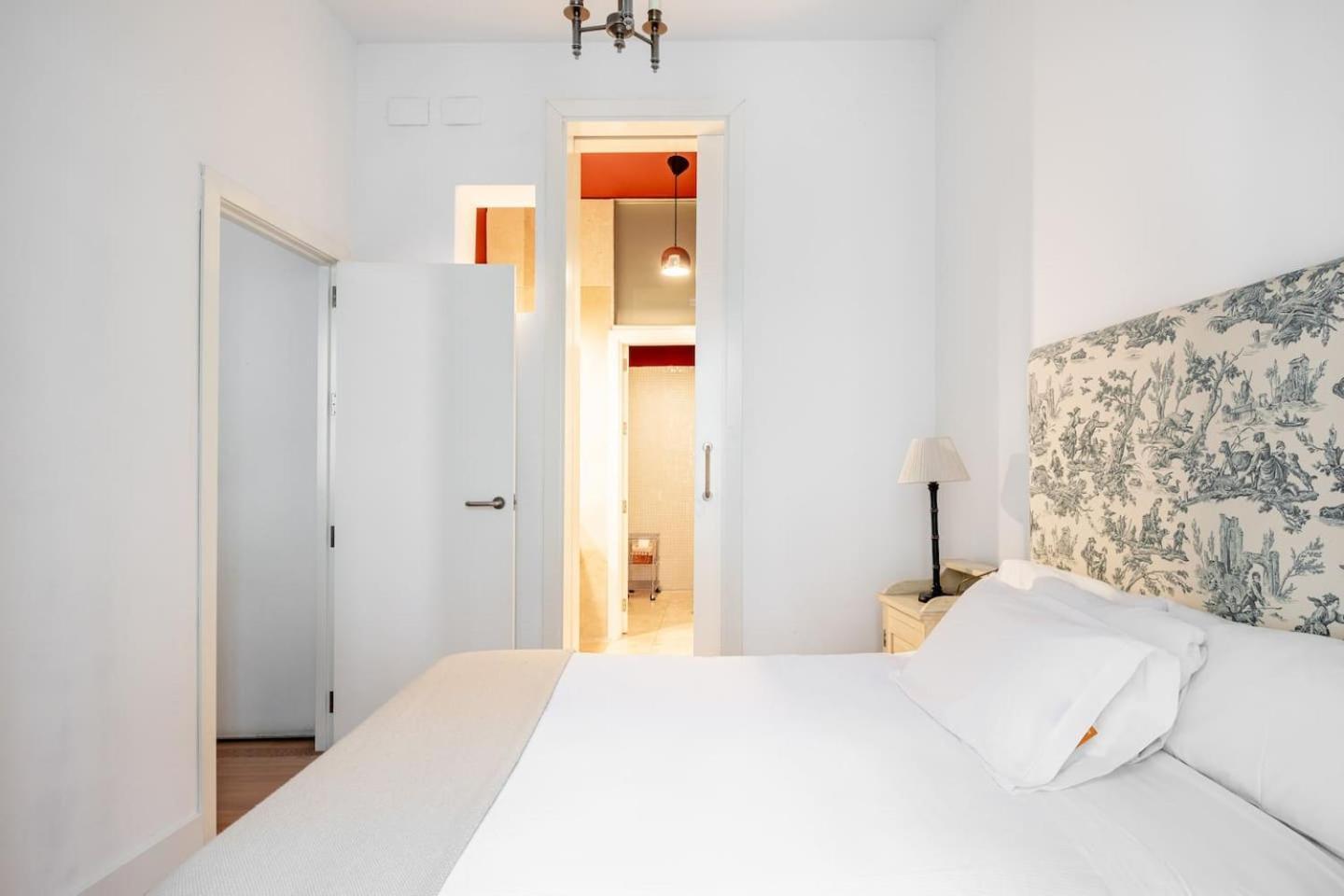 Komodo Sierpes: Bright & Classy * Seville