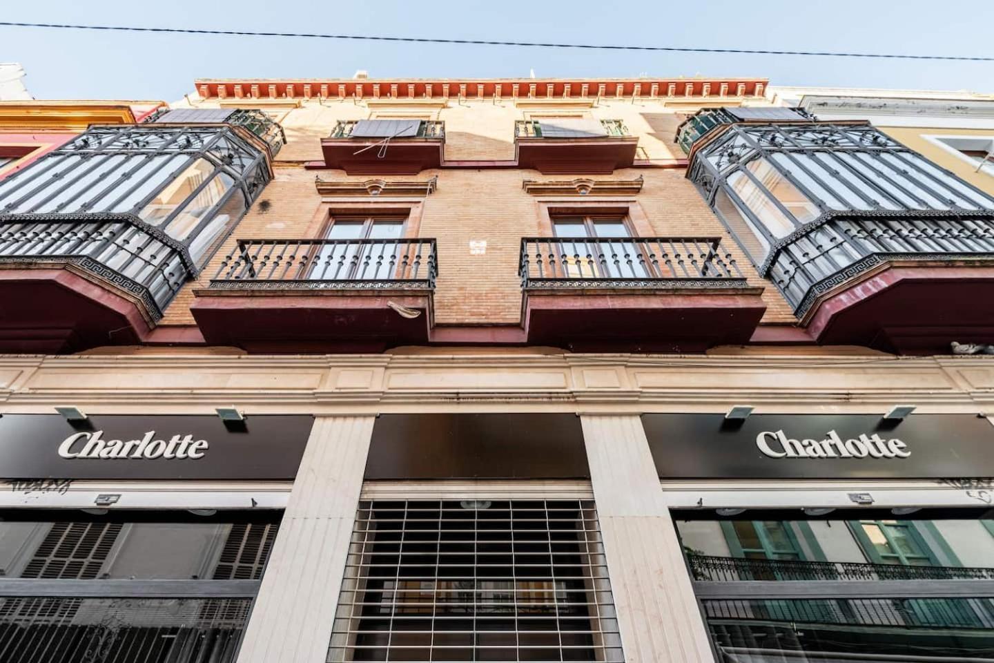 Komodo Sierpes: Bright & Classy * Seville